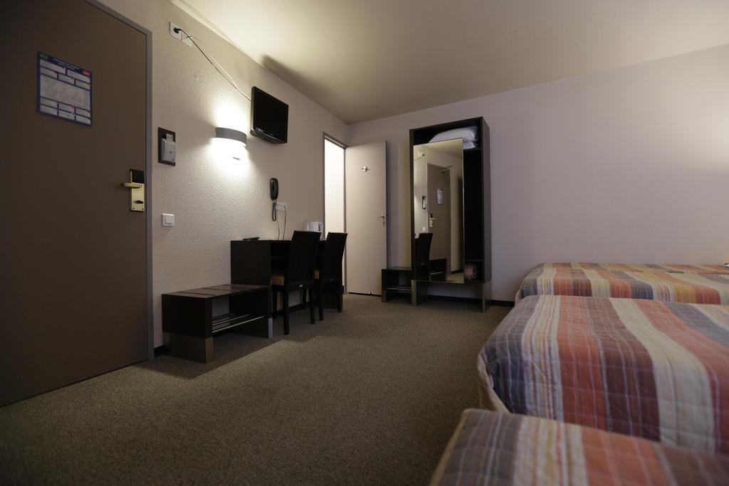 Hotel Au Petit Caporal Maisons-Alfort Phòng bức ảnh