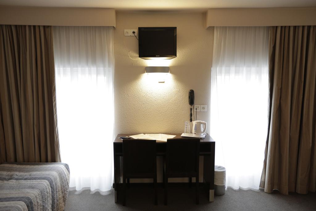 Hotel Au Petit Caporal Maisons-Alfort Ngoại thất bức ảnh