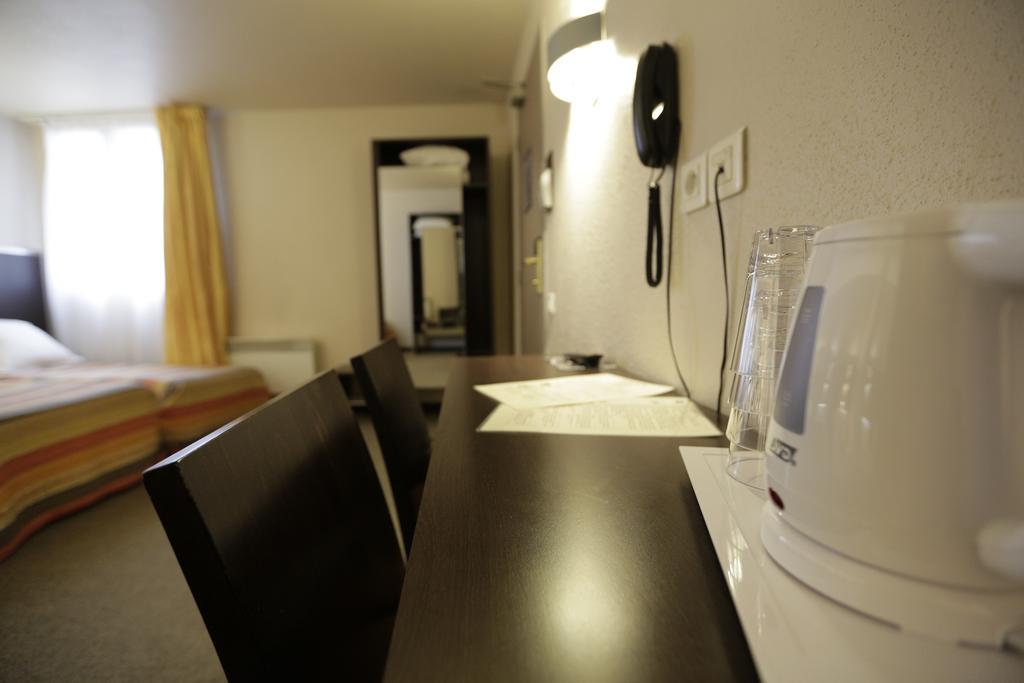 Hotel Au Petit Caporal Maisons-Alfort Ngoại thất bức ảnh