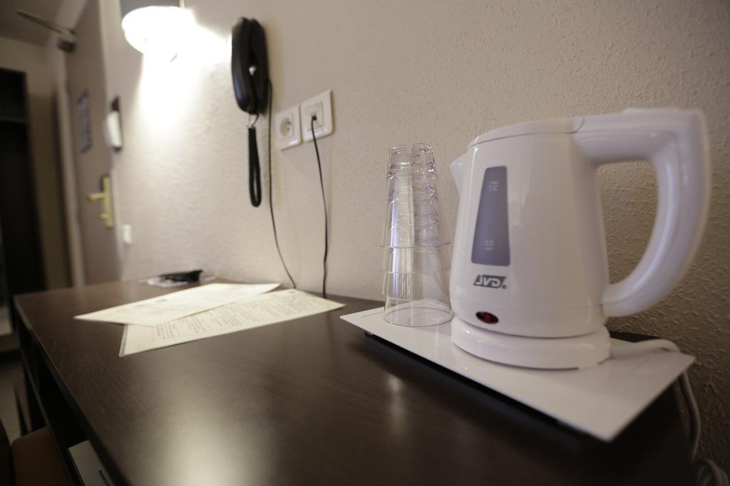 Hotel Au Petit Caporal Maisons-Alfort Ngoại thất bức ảnh