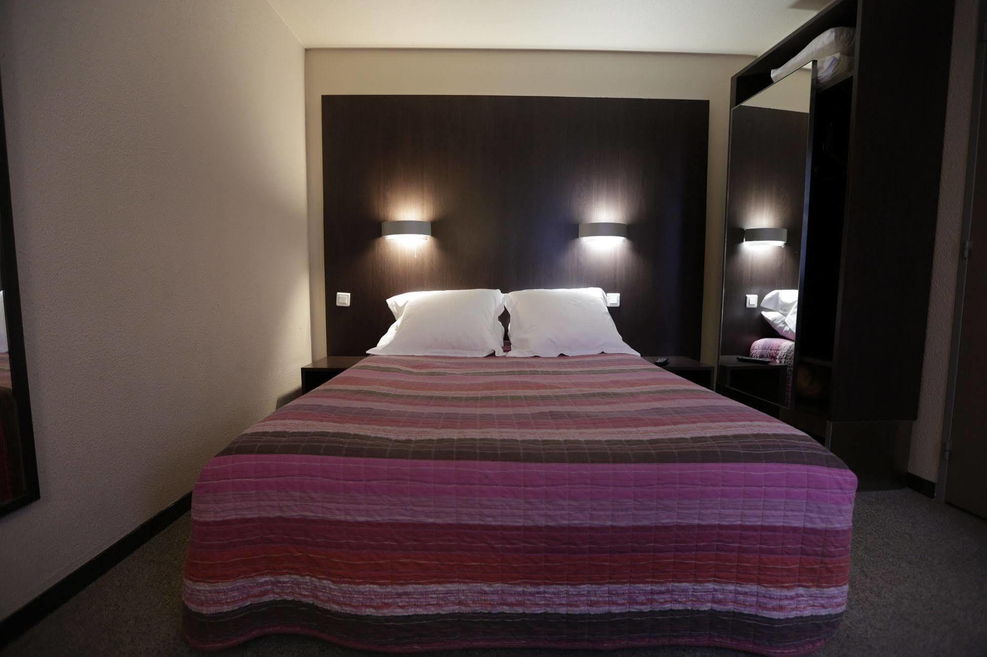 Hotel Au Petit Caporal Maisons-Alfort Ngoại thất bức ảnh