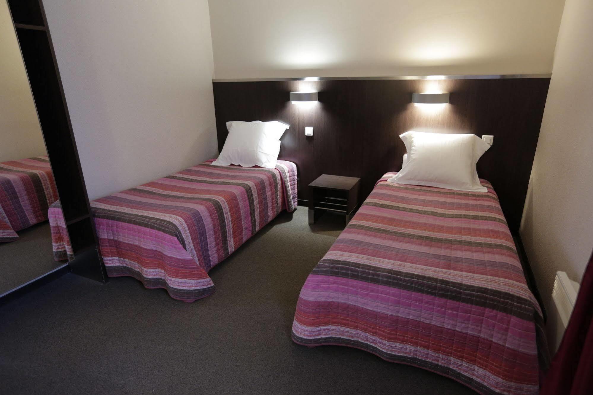 Hotel Au Petit Caporal Maisons-Alfort Ngoại thất bức ảnh