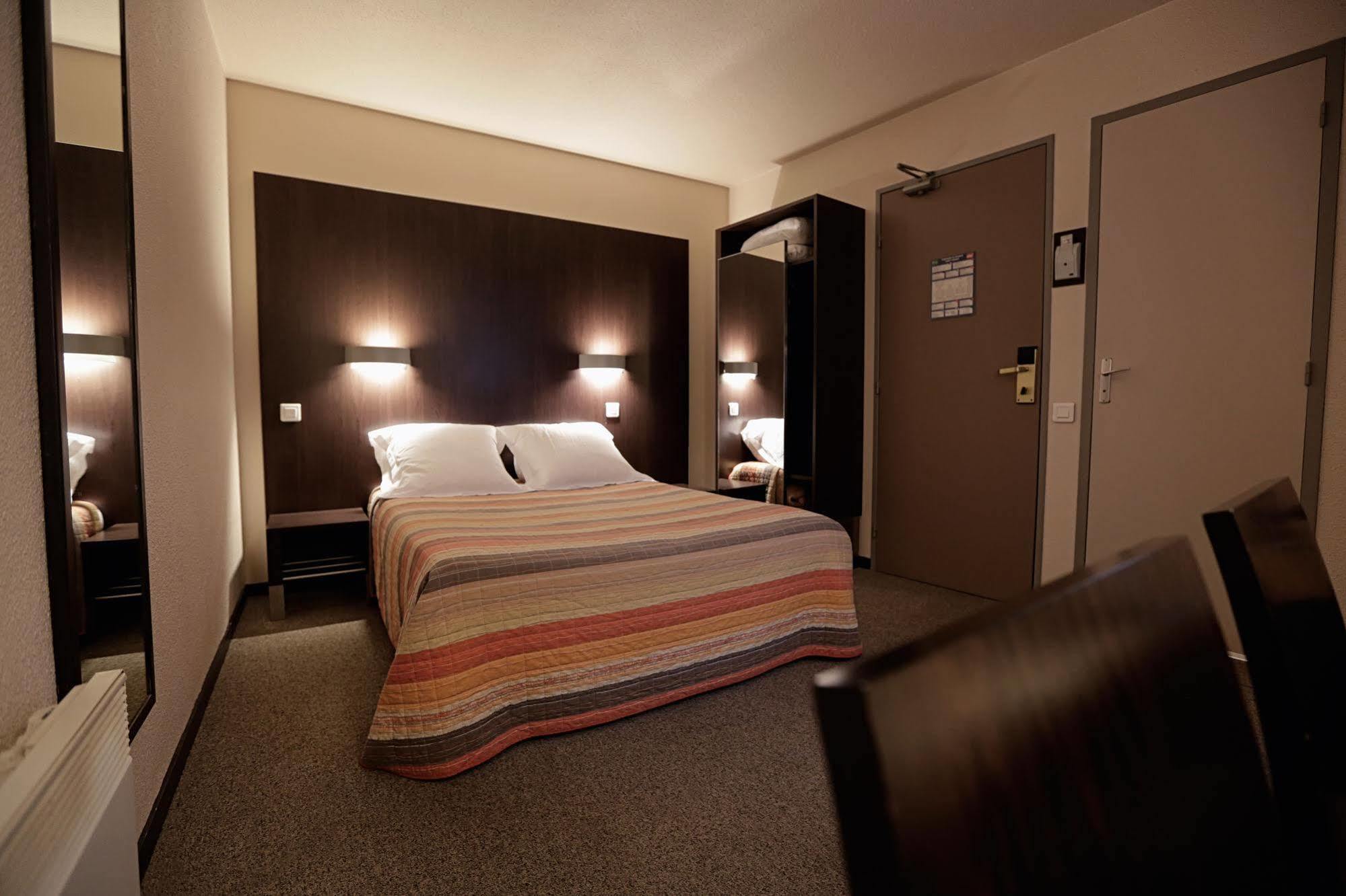 Hotel Au Petit Caporal Maisons-Alfort Ngoại thất bức ảnh