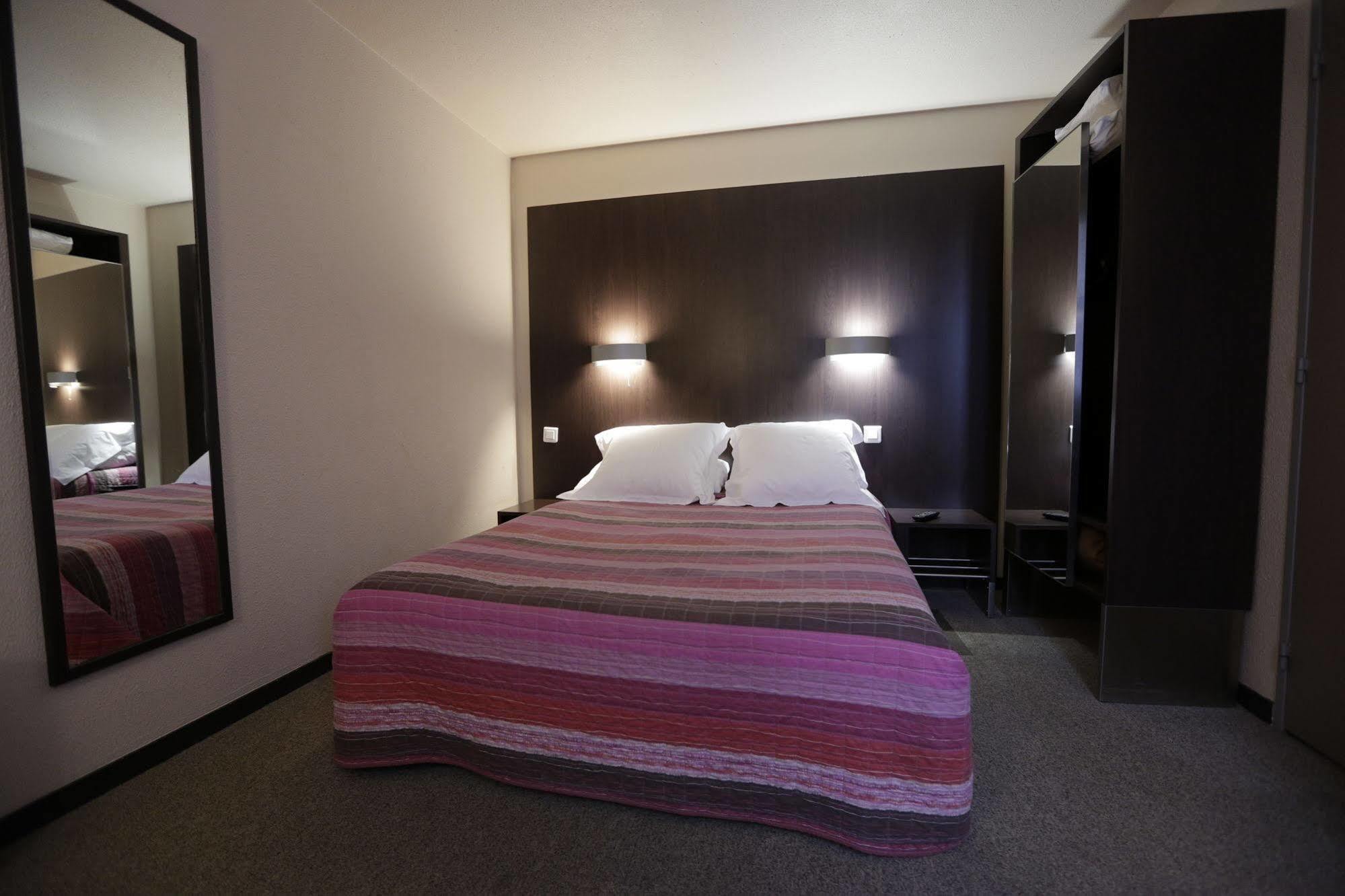 Hotel Au Petit Caporal Maisons-Alfort Ngoại thất bức ảnh